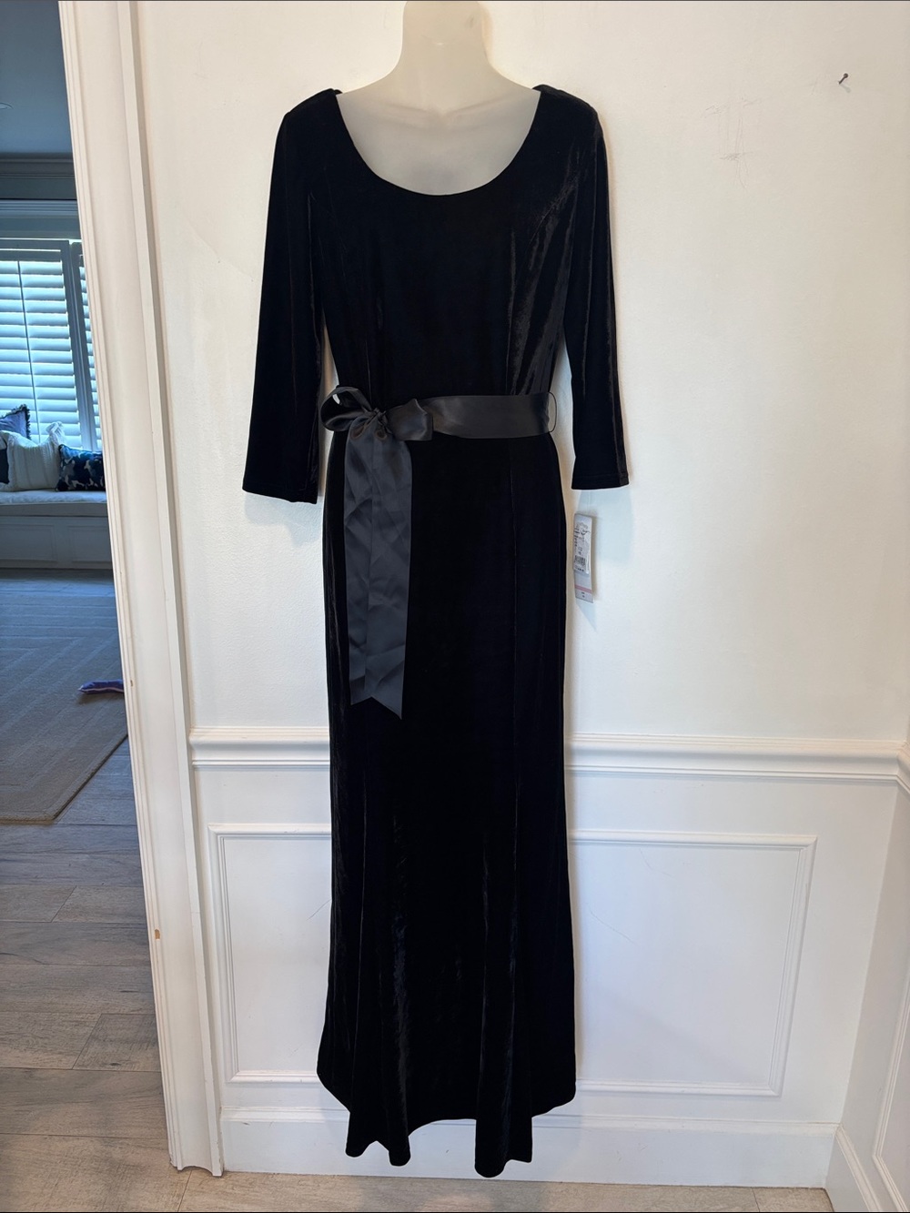 Leslie Fay Elegant Black Full Length Velvet Long Sleeve Dress with Bow 10